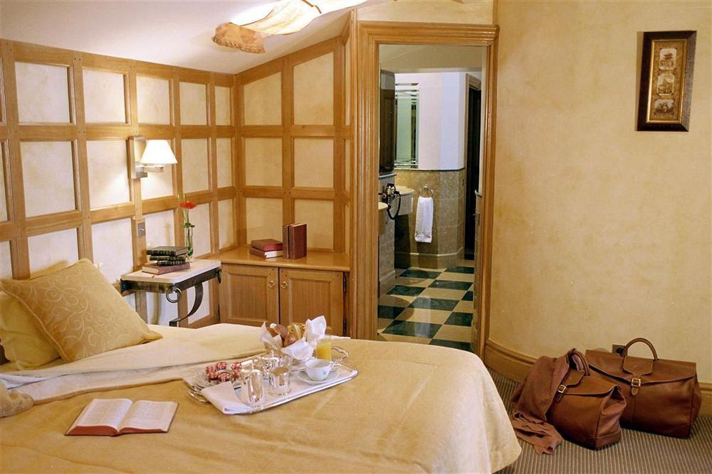 Chateau De Brindos Anglet Room photo